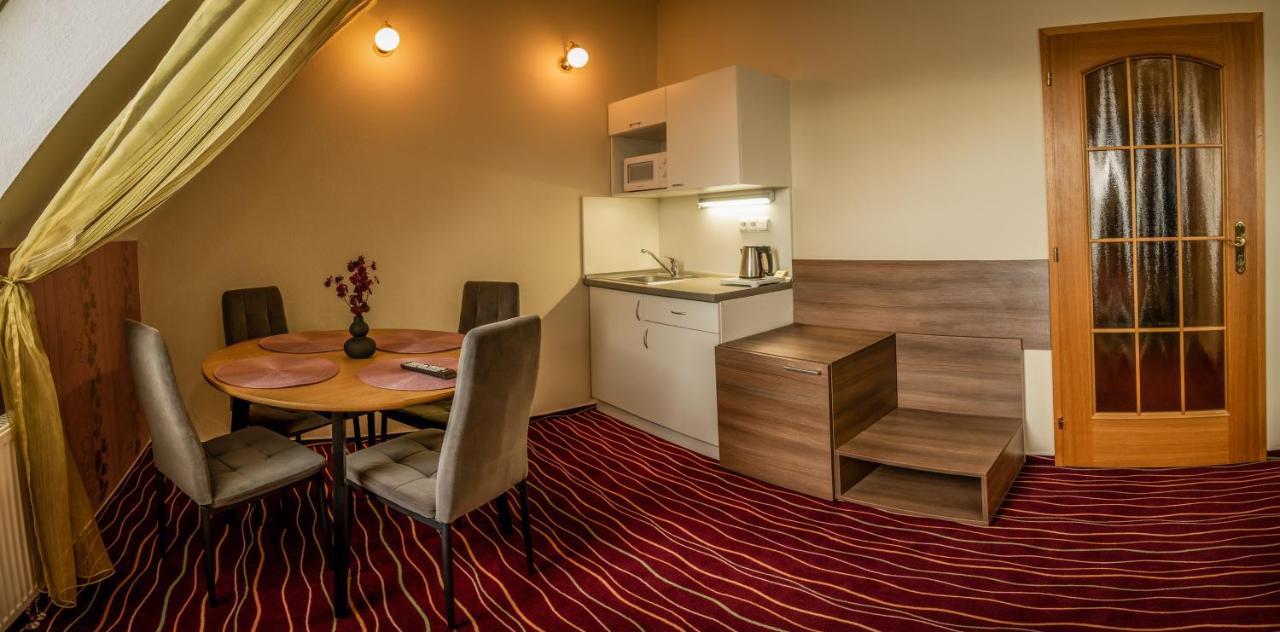 Hotel Brixen Гавличкув-Брод Экстерьер фото
