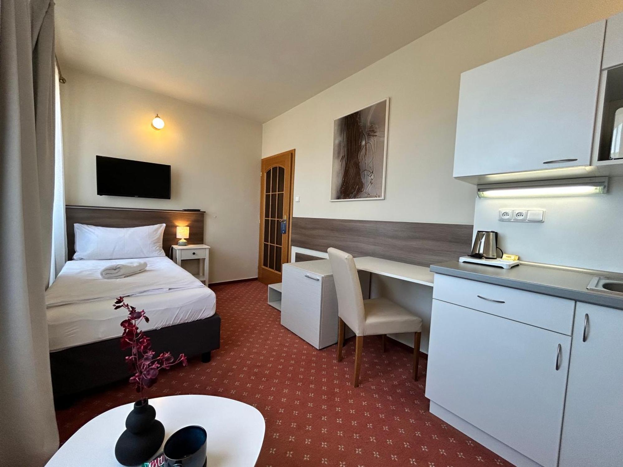 Hotel Brixen Гавличкув-Брод Экстерьер фото