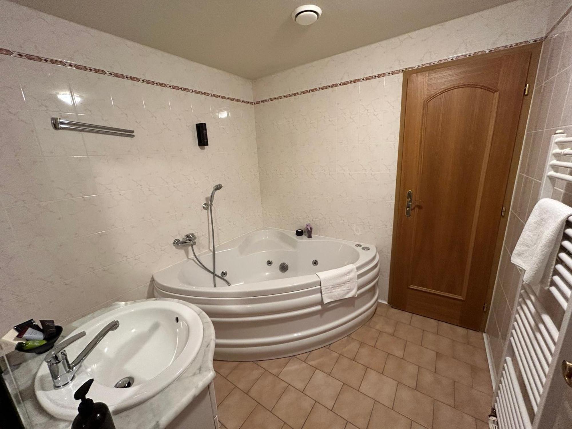 Hotel Brixen Гавличкув-Брод Экстерьер фото